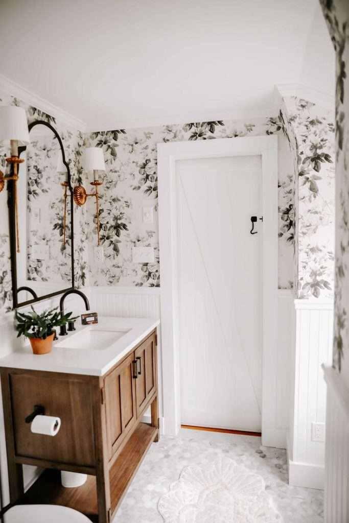 cute farmhosue floral bathroom wallpaper idea